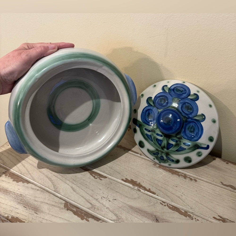 M A Hadley Pottery~ Covered Casserole W/ Lid ~ Blueberry Bouquet Design - Picture 5 of 9